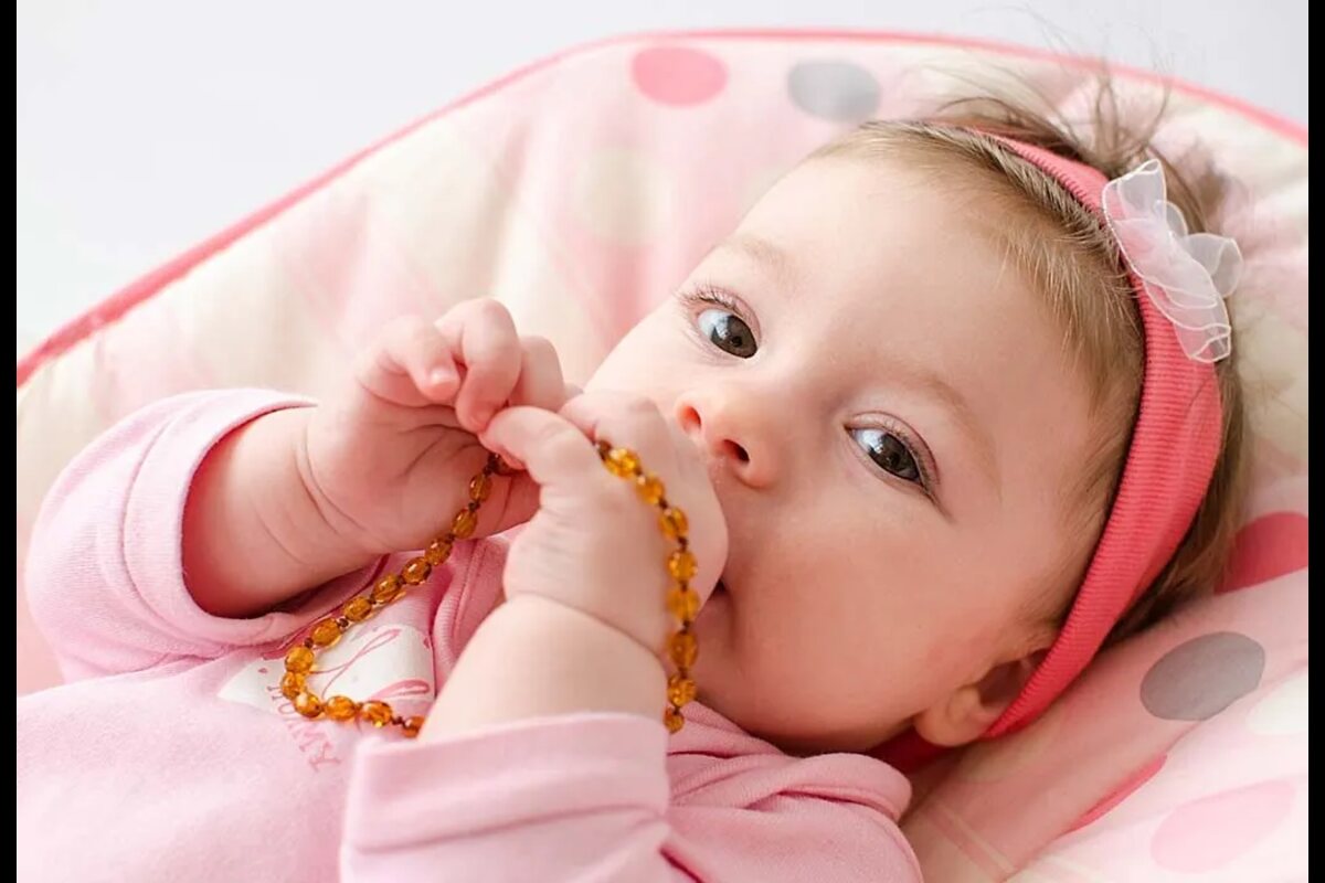 how adults wearing teething jewelry can help kids